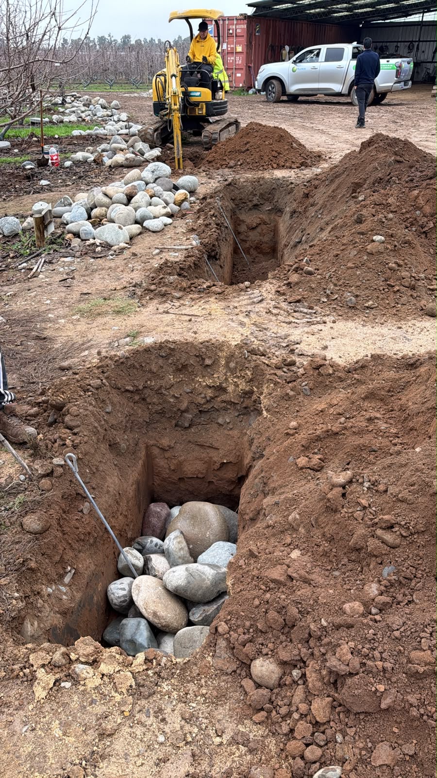 Construcción de acequias con maquinaria pesada