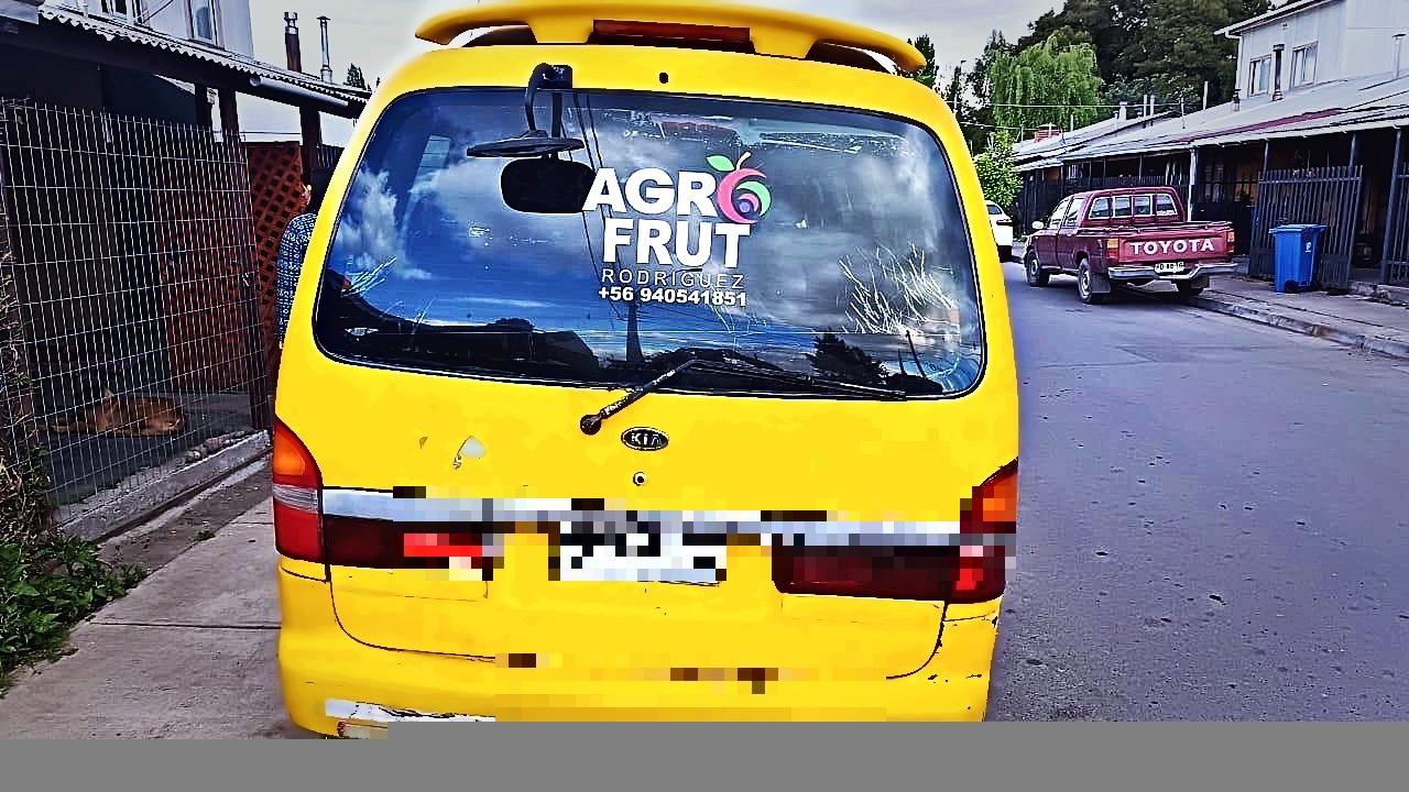 Van Agrofrut Rodríguez con identificación de marca en terreno