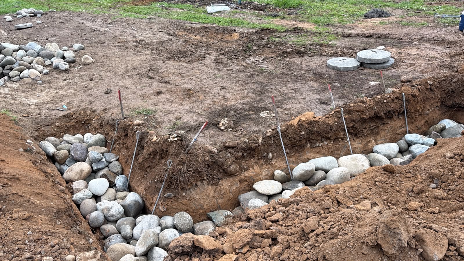 Construcción de acequia con piedras